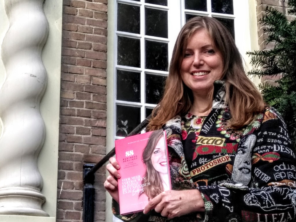 Margaretha Schokker met haar nieuwe boek.