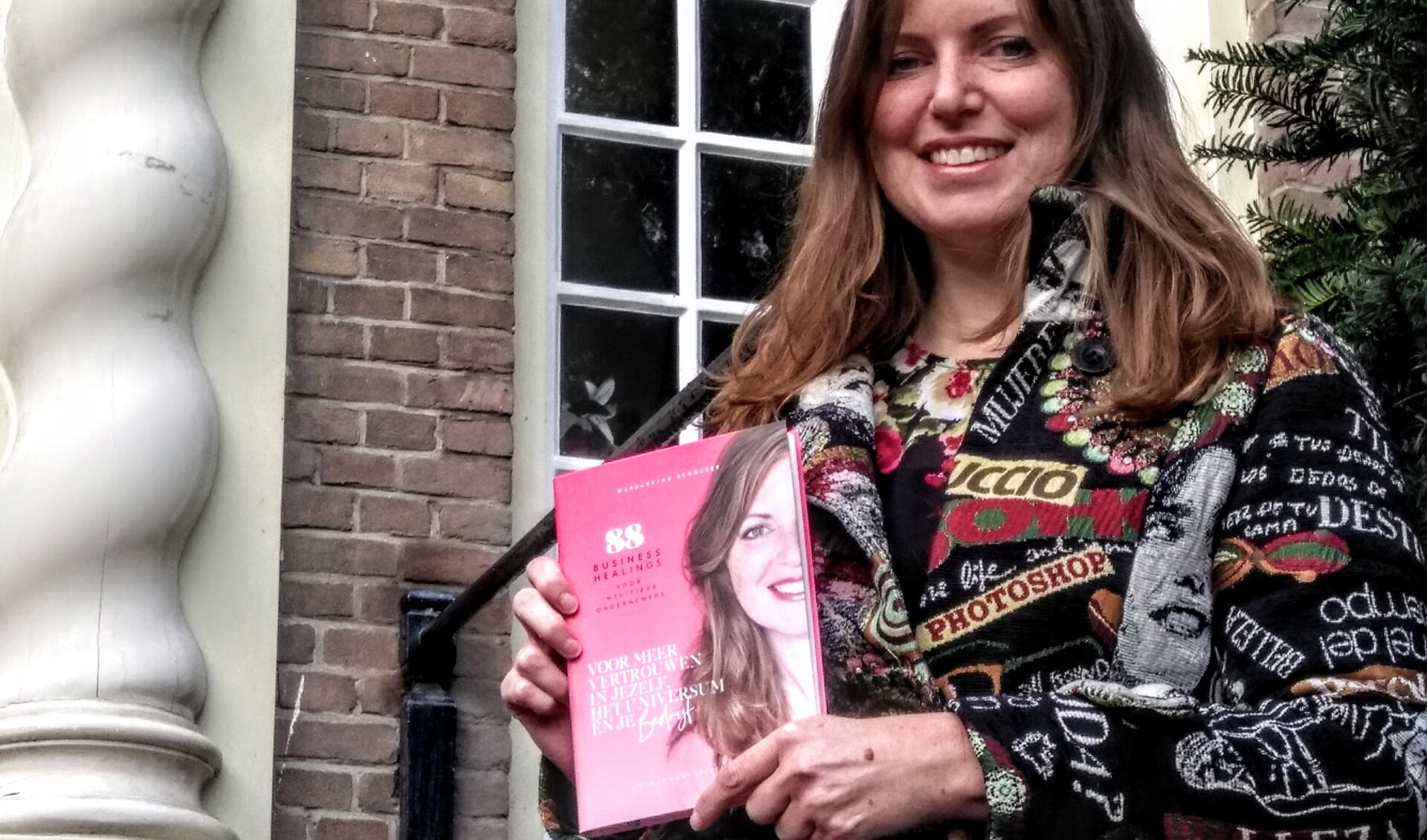 Margaretha Schokker met haar nieuwe boek.