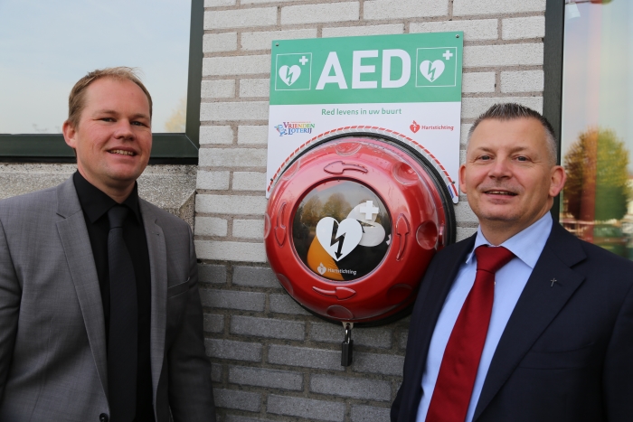 Joffry van Grondelle (r) van de stichting AED Nieuw-Vennep en Johan Schoon (l) van de Witte Kerk bij de buitenkast met AED