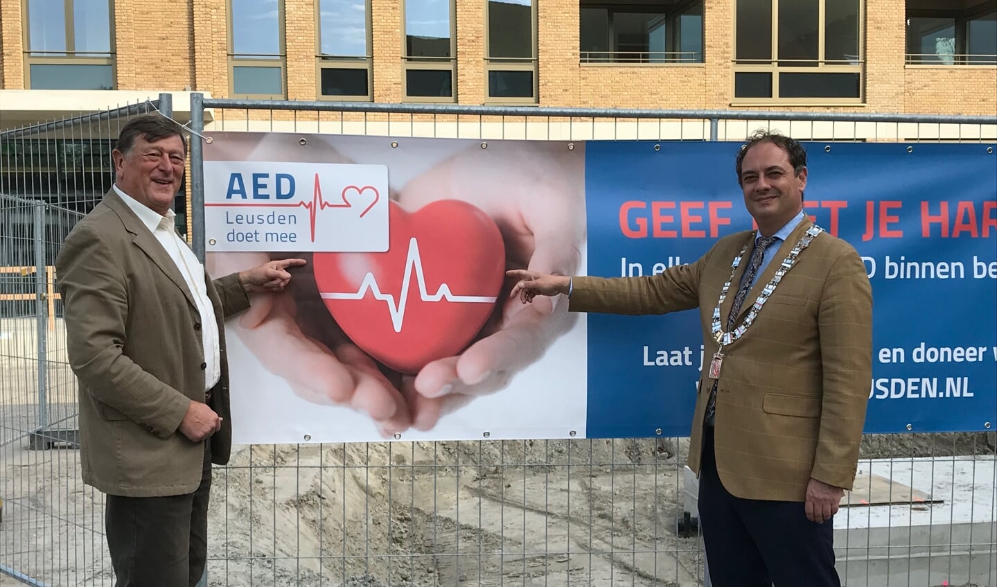 AED's zijn van levensbelang, weten Jaap Ketel (links) en burgemeester Gerolf Bouwmeester.