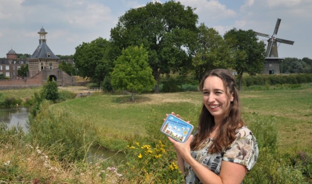 Neeltje Groot-Schamp met haar spel Gorcums Dobbelen
