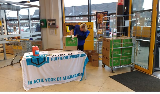 Duizenden vrijwilligers in heel Nederland hielpen tijdens de Dorcas Voedselactie mee om voedsel en geld in te zamelen voor de allerarmsten.