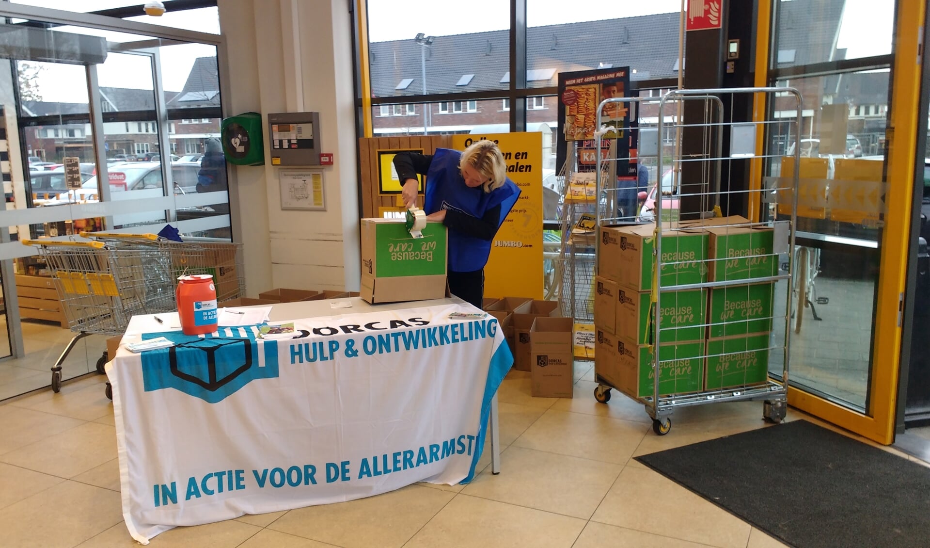 Duizenden vrijwilligers in heel Nederland hielpen tijdens de Dorcas Voedselactie mee om voedsel en geld in te zamelen voor de allerarmsten.