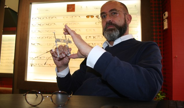 Theo van de Klundert is vestigingsmanager en tegelijk gastheer van de eigentijdse opticien in de Langestraat.