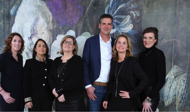 Het team van de makelaar kijkt uit naar de tekeningen.
