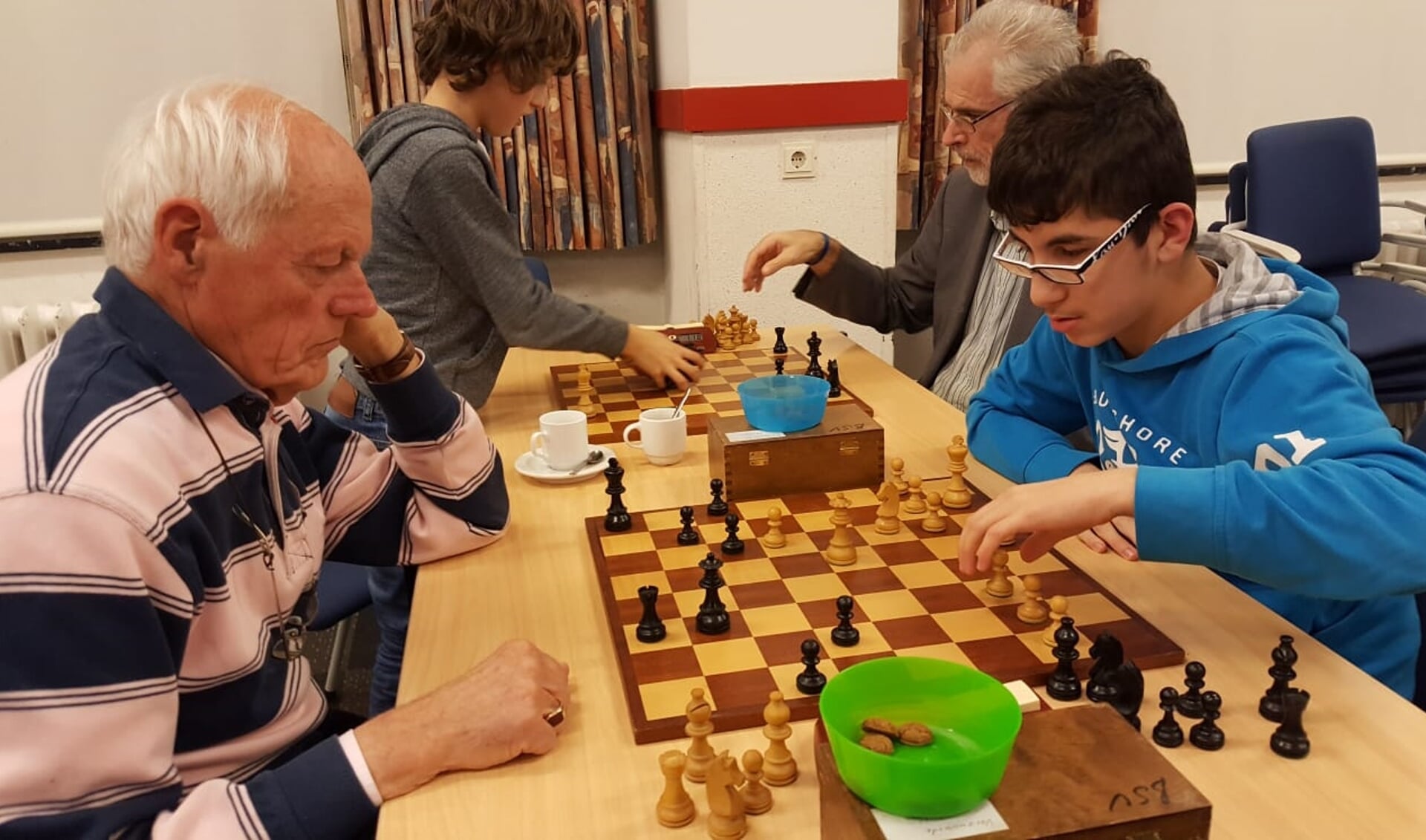 Rechts het winnende koppel. Michael Isa (tegen jeugdleider Jan Wouters) en Hans van de Weteringh (tegen Maxim Huirne).