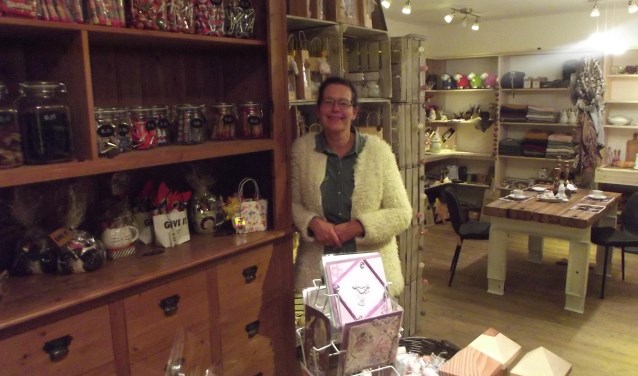 Anna de Ruijter verkoopt in haar conceptstore "Tante Neeltje" producten van twintig verschillende lokale ondernemers.