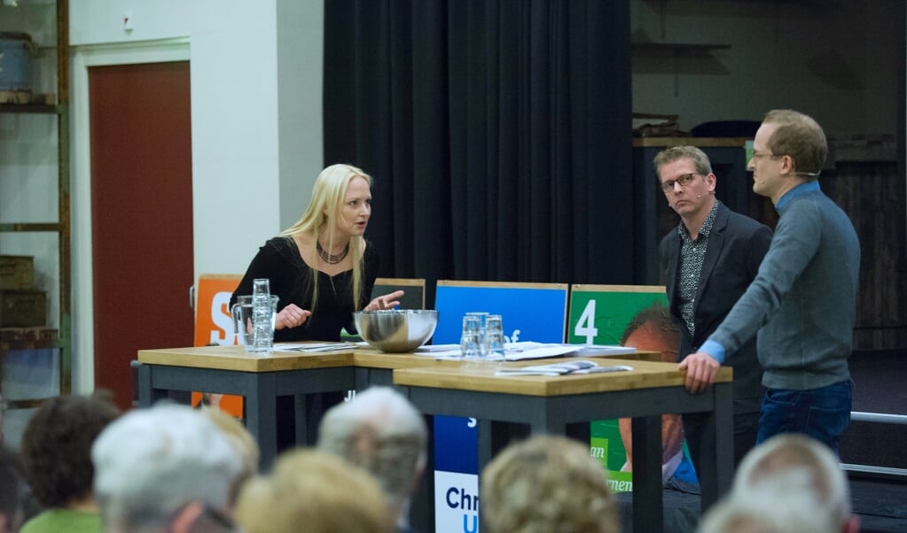 Mijntje Pluimers (Lokaal Belang) in debat met Arjen Korevaar (Pro'98) tijdens de verkiezingscampagne, begin dit jaar.