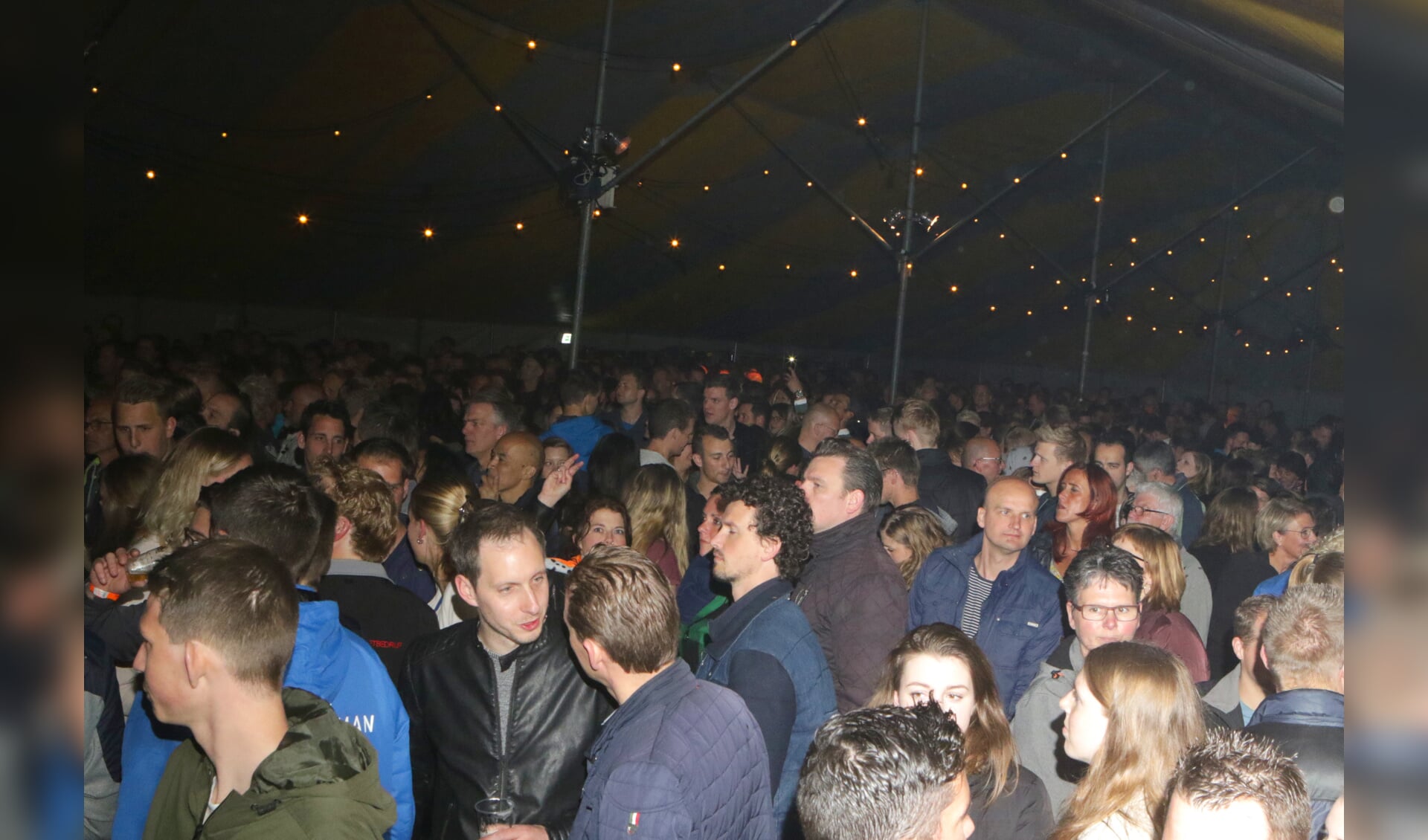 Vorig jaar was het tijdens Koningsnacht ook groot feest in de tent op het Oranjeterrein in Voorthuizen. 