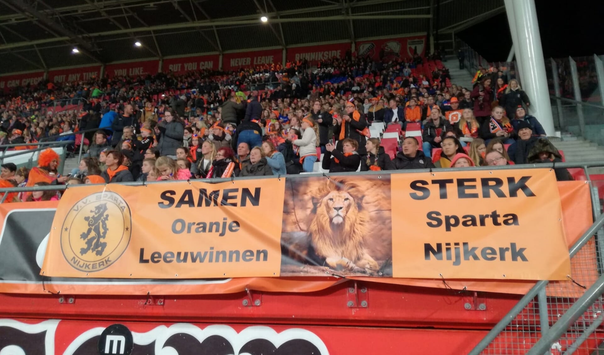 Tweehonderd Spartaanse leeuwinnen (en leeuwen) gingen mee naar de vrouweninterland Nederland tegen Zwitserland