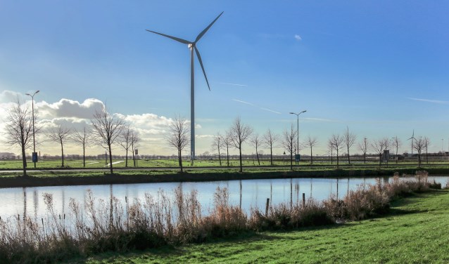 De Houtense windmolens langs het kanaal
