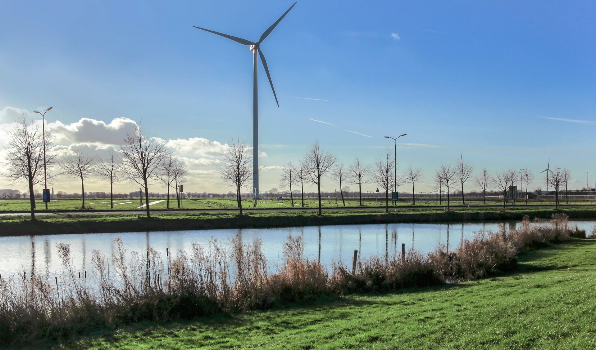 De Houtense windmolens langs het kanaal