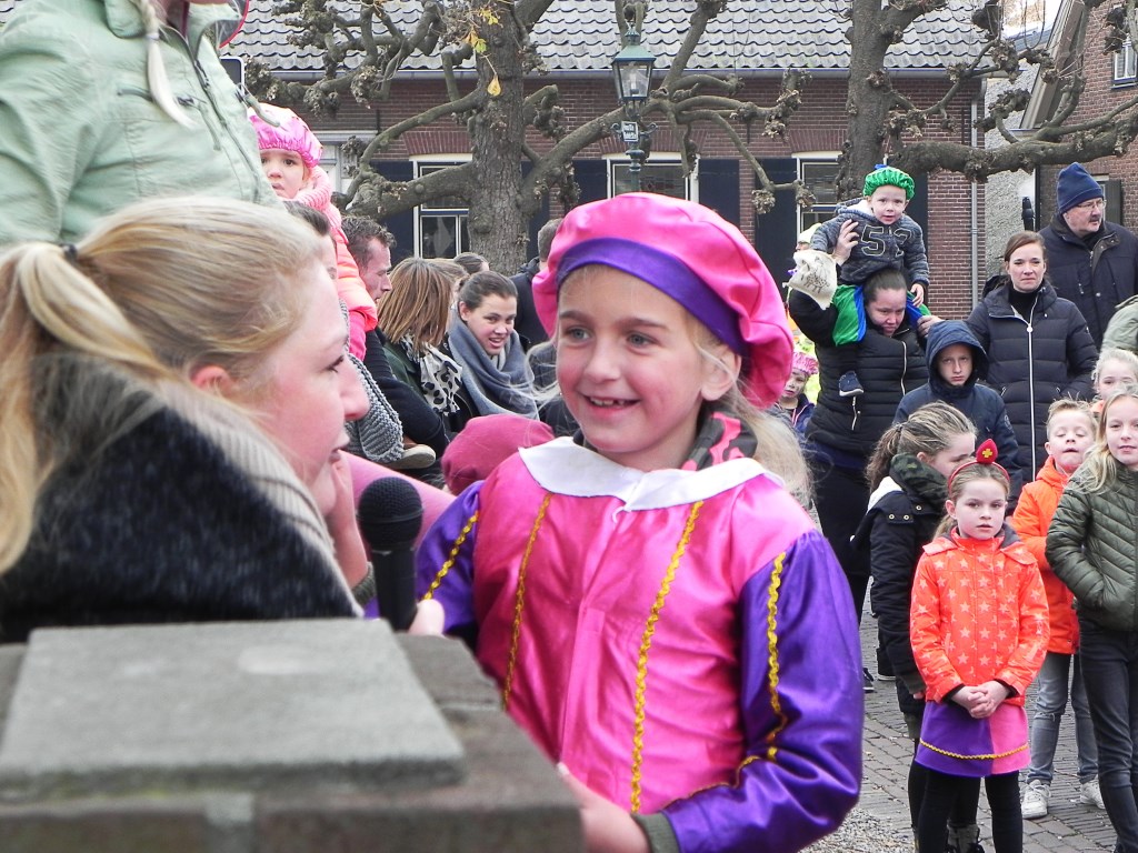 Esmée zong een prachtig liedje om Sinterklaas te roepen.