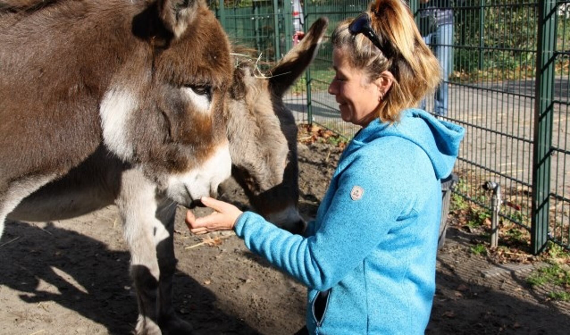 Nanda met haar favoriete dieren van de kinderboerderij, de ezels Noa en Ramses. 'Het meeste ga ik de kinderen en de ezels missen.' FOTO:  Astrid van Walsem