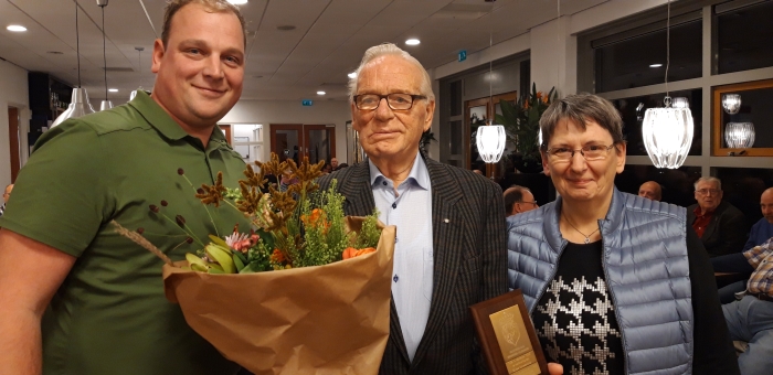 Op de foto staat de heer Hardeman te midden van voorzitter Robert Hannessen en penningmeester Jenny Daams.