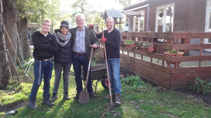 Leden van Rotaryclub Bloemendaal-Caprera en jongeren planten tulpenbollen op de locatie Zebrazorg in Vogelenzang.
