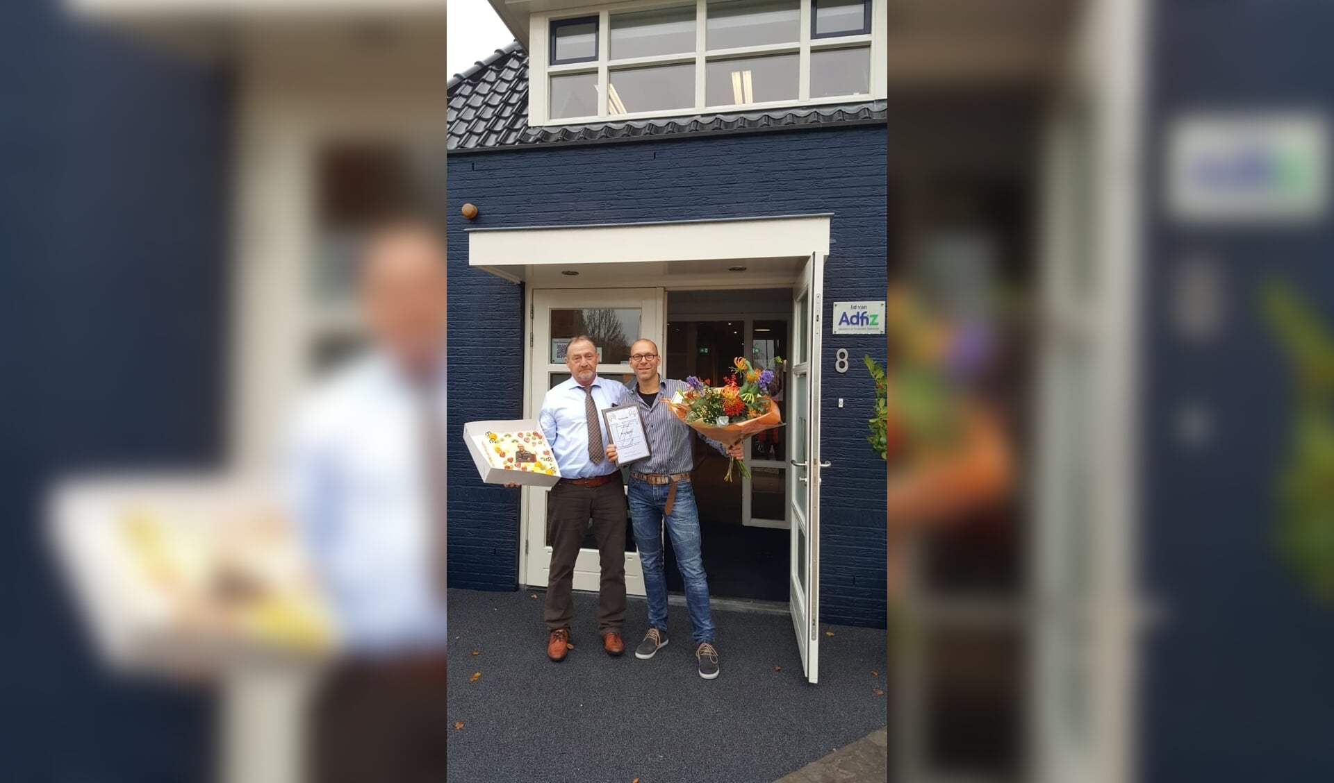 Ron van Egdom bedankt Peter Rutjes bij de kantooringang