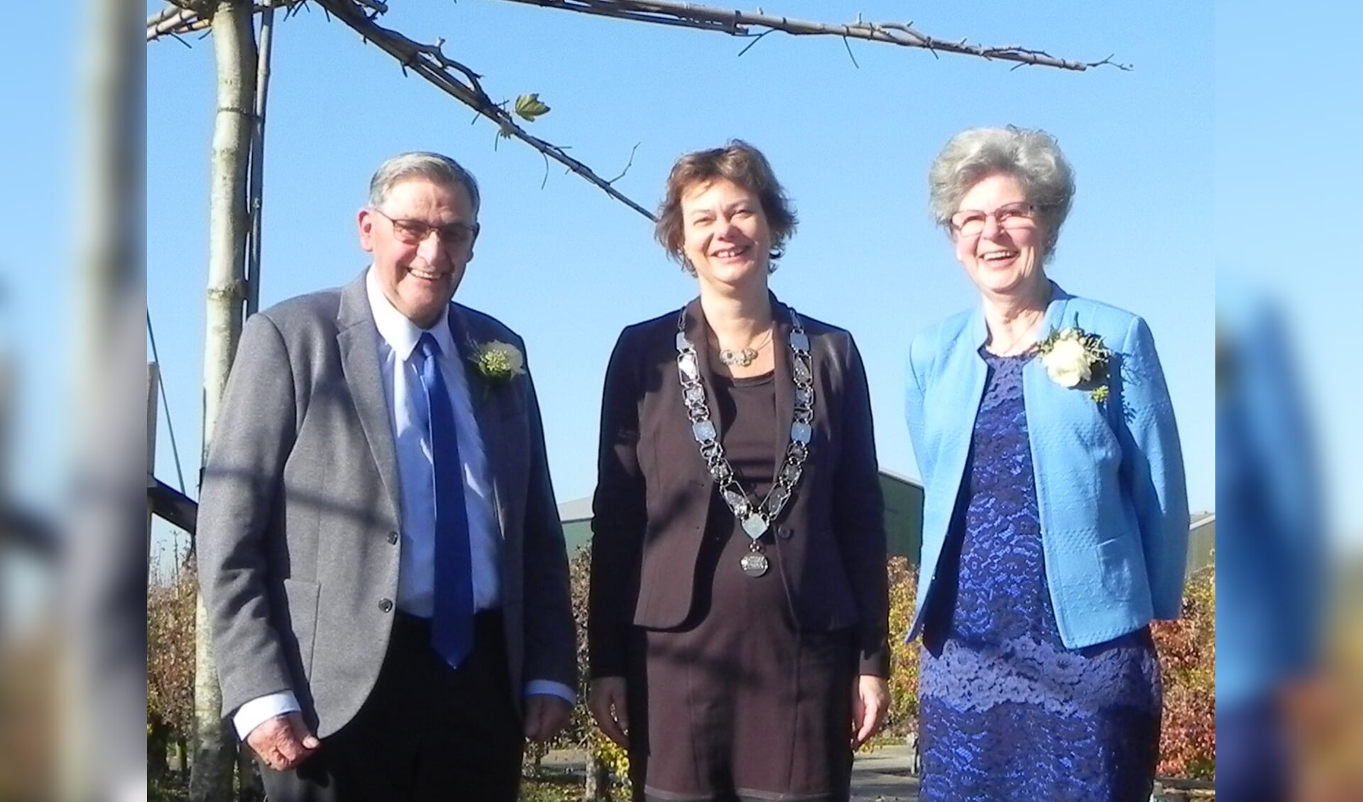 Het 50-jarig bruidspaar Van Doorn-Brouwer werd persoonlijk gefeliciteerd door locoburgemeester Erika Spil.