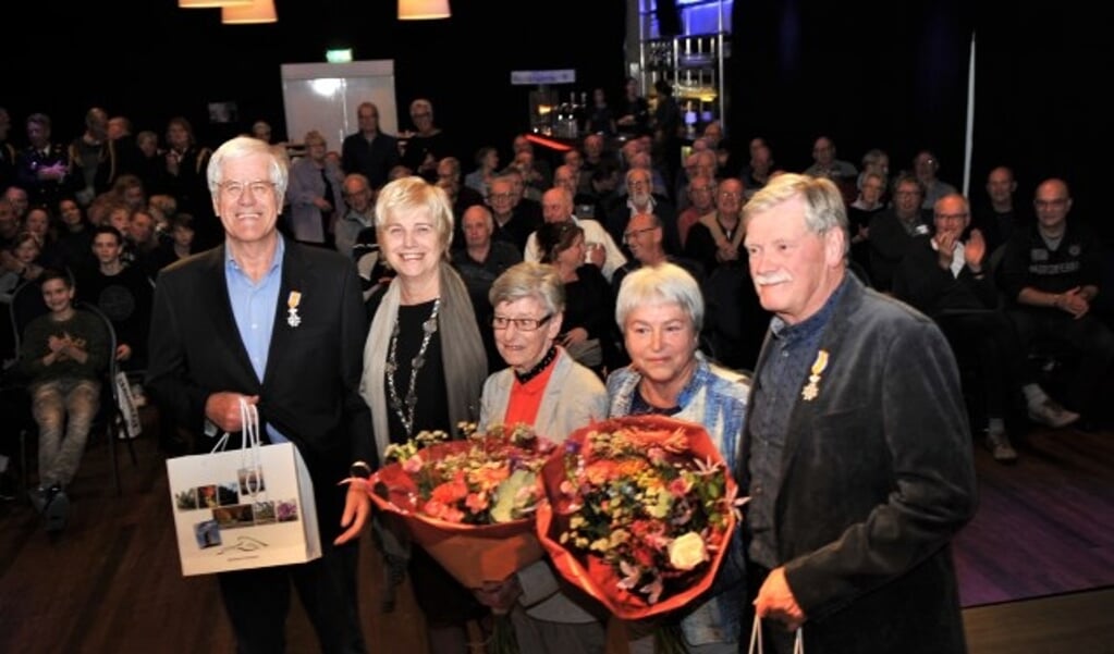 Henk van het Hof, burgemeester Agnes Schaap, de dames Van het Hof en Tuining en Johan Tuininga. (foto: Gert Budding)