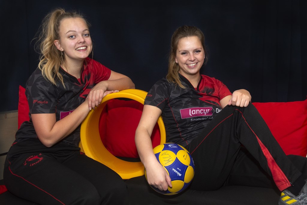Debutante Anna Vermeer (links) en Sanne de Ruyter balen van het gelijkspel, maar blijven vol goede moed over de promotiekansen van Antilopen.