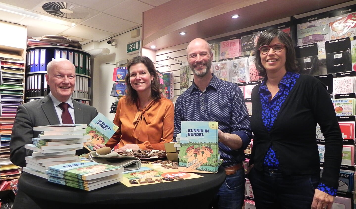 Burgemeester Ruud van Bennekom, uitgeefster Lisa Bosch-van Ravenswaay, columnist Wouter de Kleyn en co-producer Susan van de Laak.