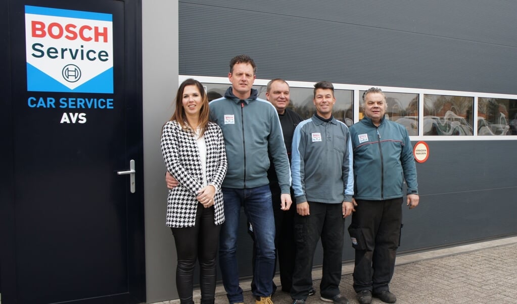 Het team van Bosch Car Service AVS staat klaar om de klant van dienst te zijn.