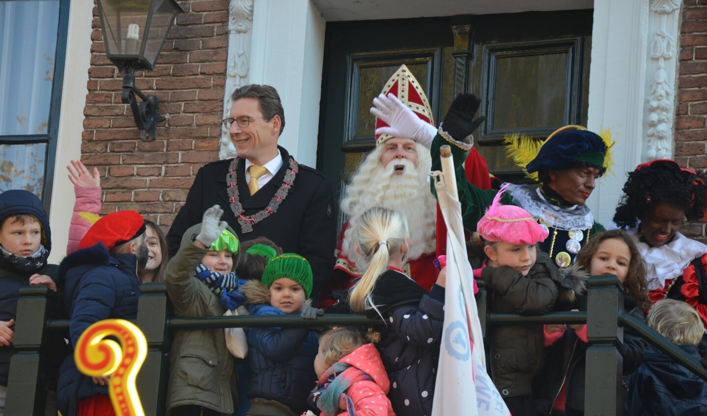 Sinterklaas wordt ontvangen bij het oude gemeentehuis