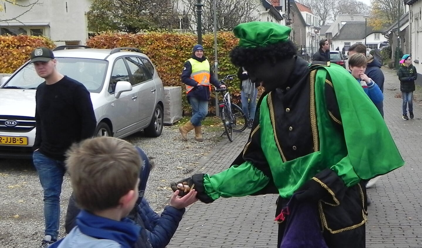 Zwarte Piet zorgt er voor dat ieder kind wat lekkers ontvangt.