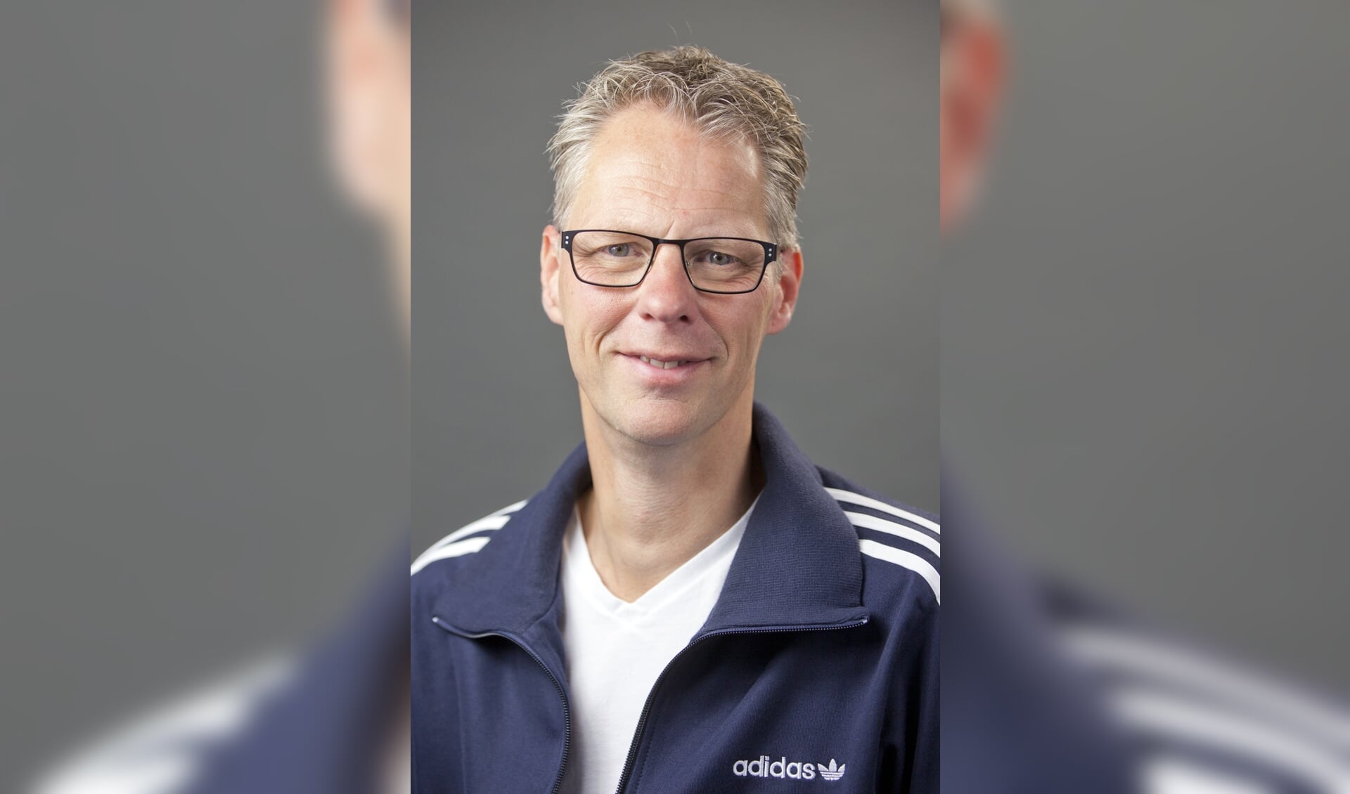 Erik Koot van Vitaal Geluk geeft massagetherapie. 