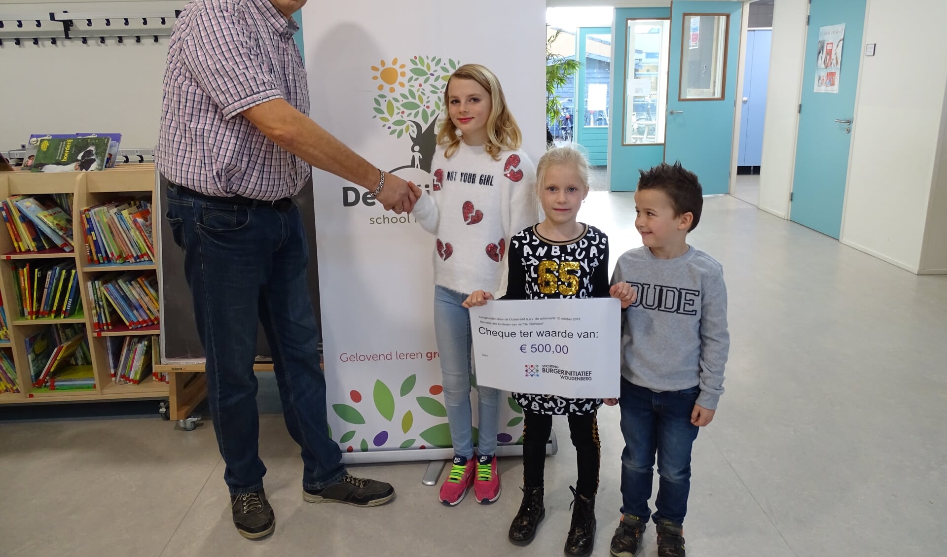 Leerlingen van De Olijfboom reiken cheque uit aan Jacco van den Essenburg