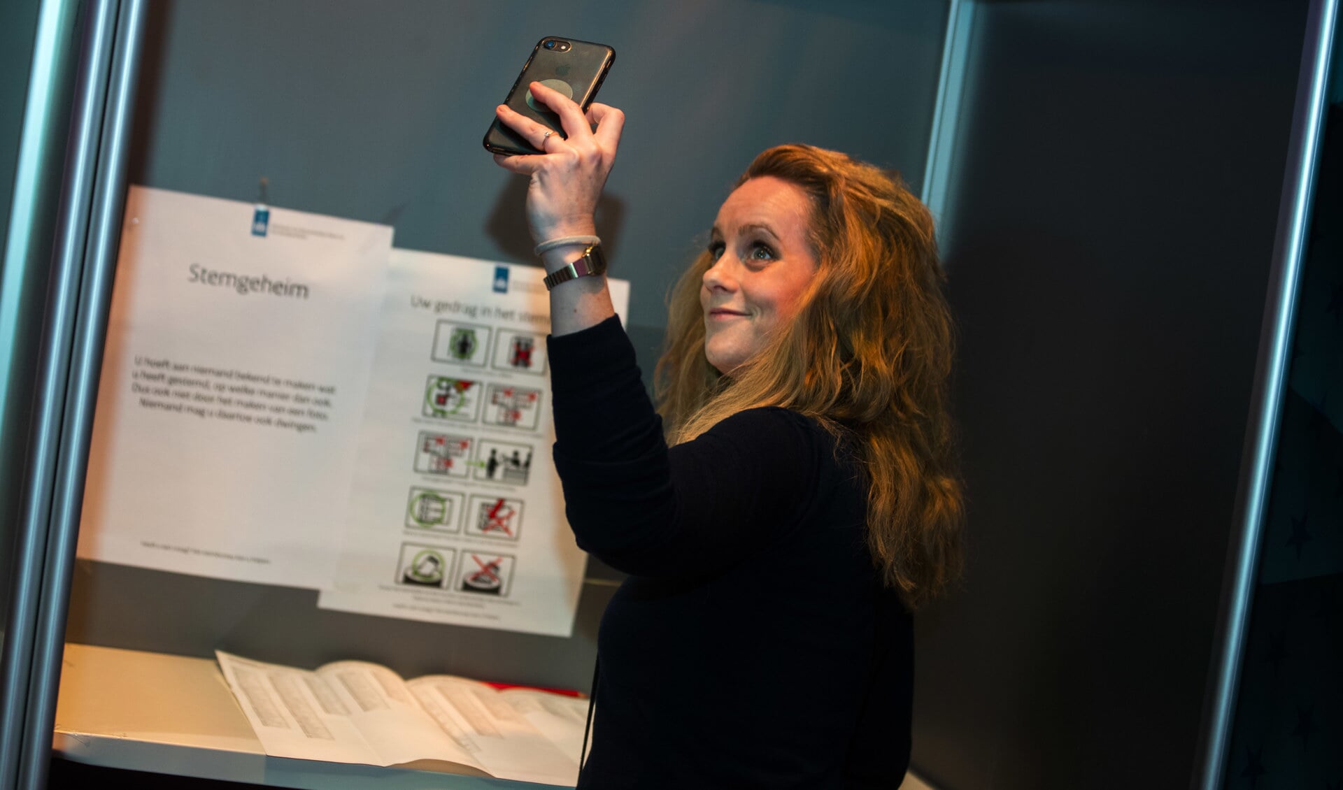 Sophie van de Meeberg maakt een selfie tijdens het stemmen.