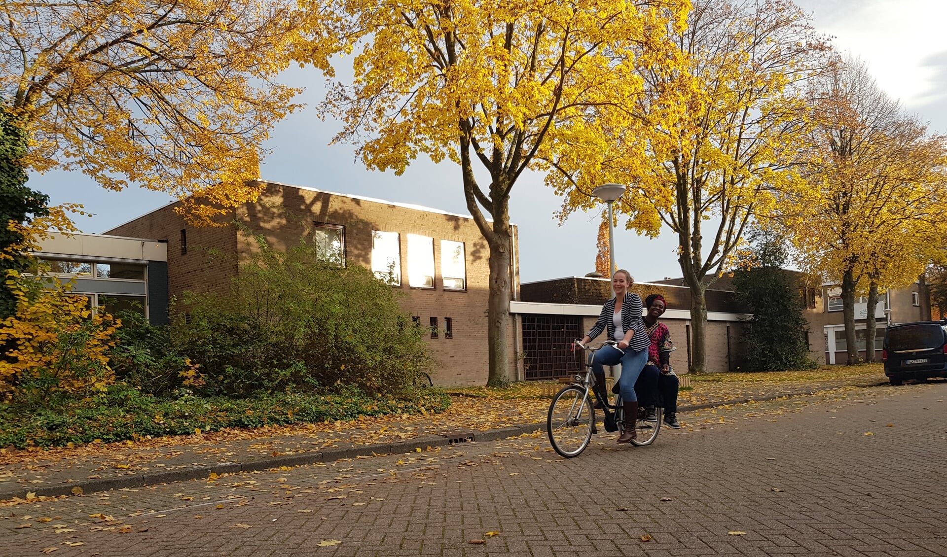 Zo worden de wijkverpleegkundigen en -verzorgenden vaak gezien: op de fiets door de wijk.