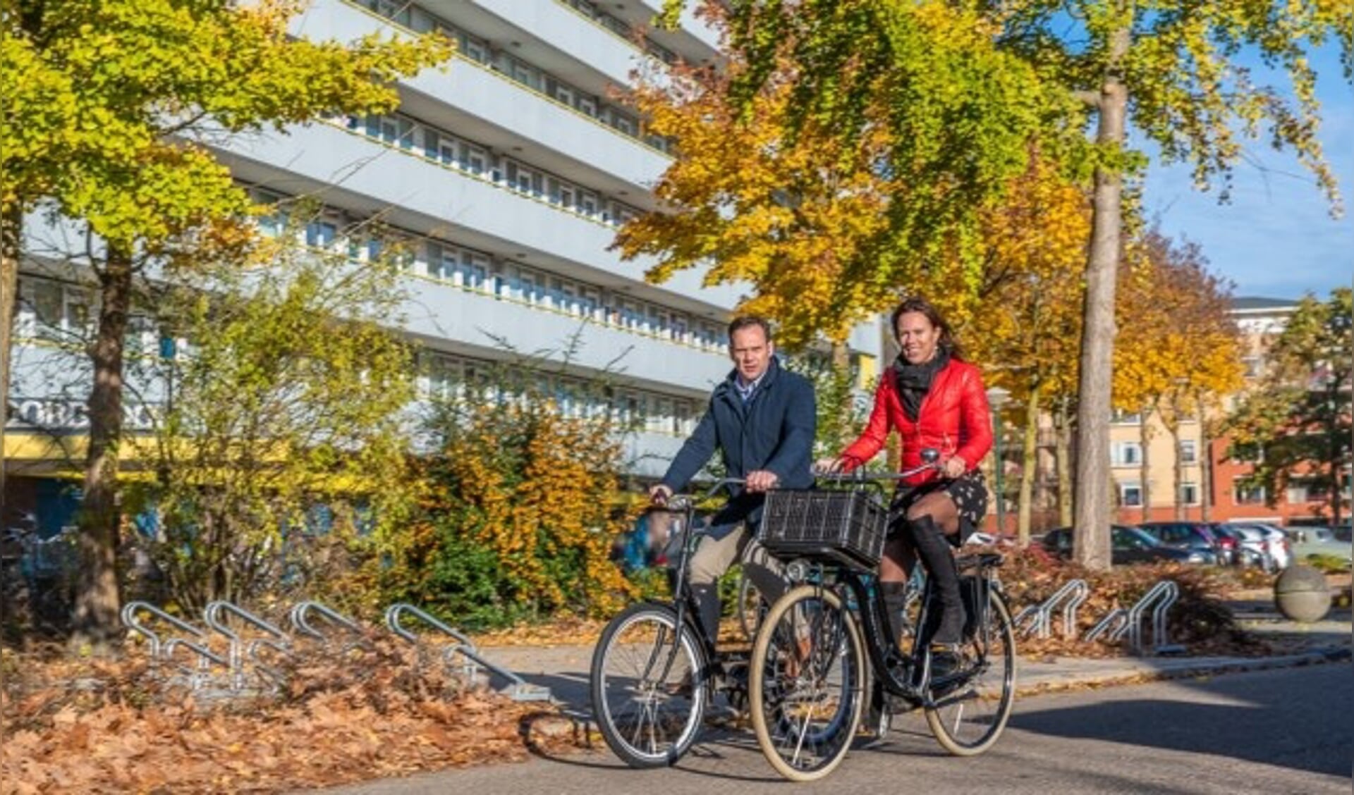 Burgemeester Sjoerd Potters en Jessie Bekkers-Van Rooij (SSW) op de fiets in de Kometenlaan