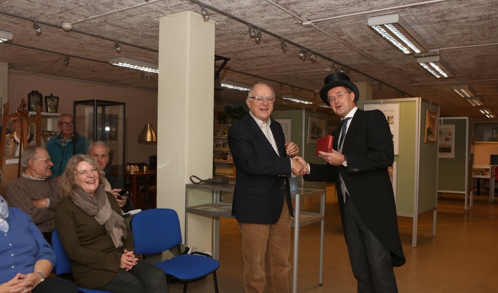 Dick Naafs (r) overhandigde in 2018 het archief van de BC aan voorzitter Jan Baerends van de Historische Kring Baerne.