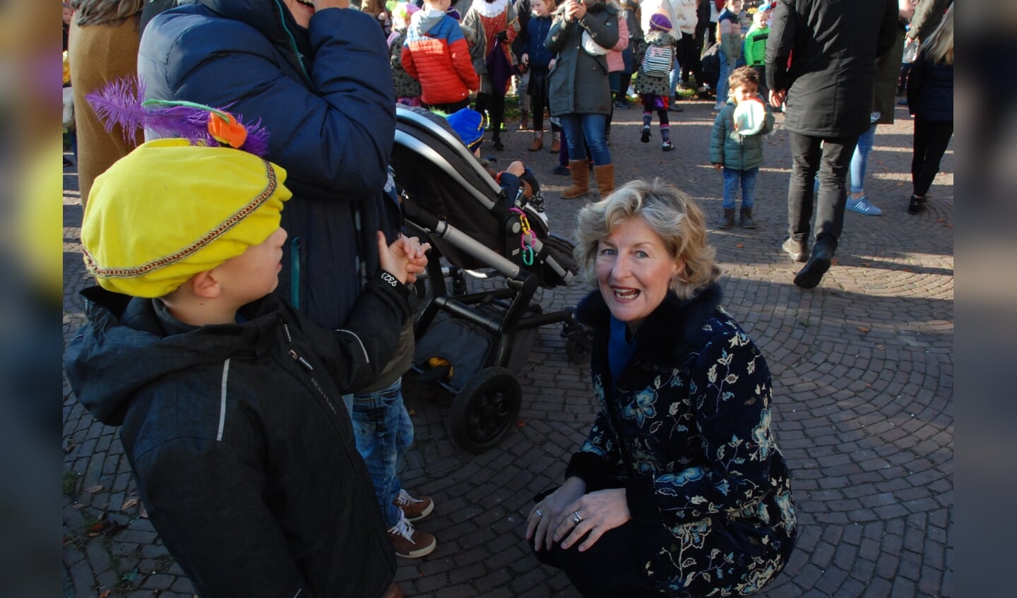 Burgemeester Corrie van Ree in gesprek met een kleine Piet bij Huize Scherpenzeel.