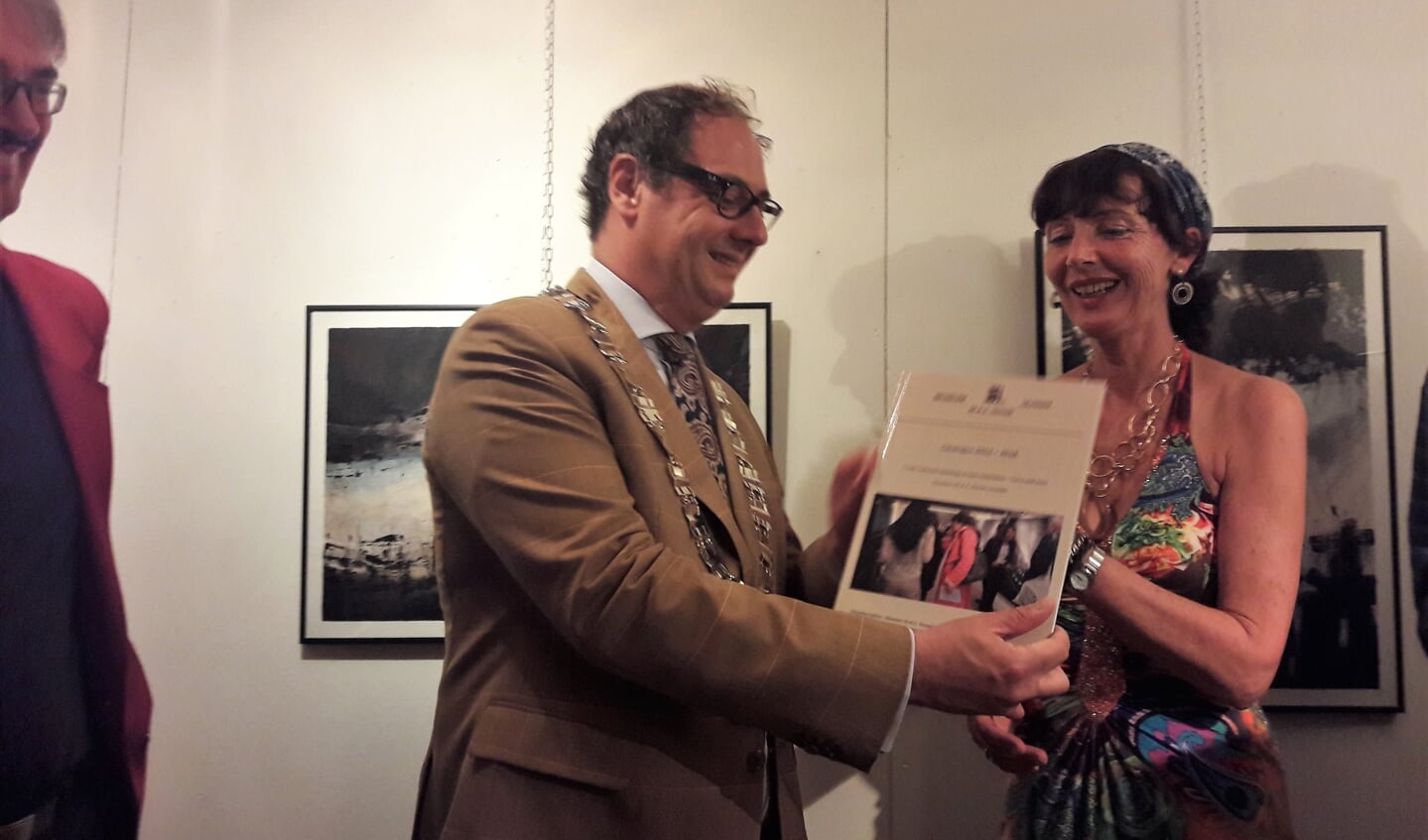 Burgemeester Bouwmeester neemt Museum Catalogus in ontvangst van Margareth Degeling