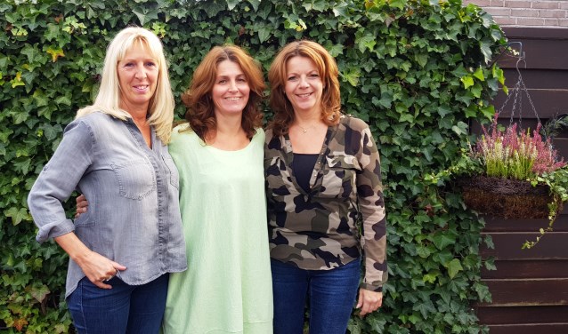 Van links af het dagelijks bestuur Marian Westmaas, voorzitter Jolanda Brandt, Monique Vervaart.