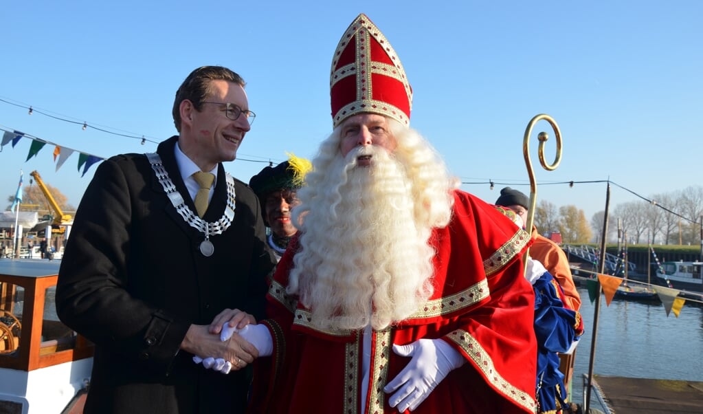 Burgemeester Poppens begroet Sinterklaas bij de haven