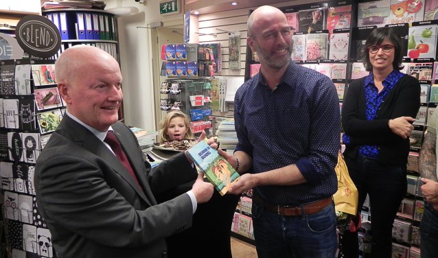 Burgemeester Ruud van Bennekom neemt het eerste exemplaar in ontvangst van de bundel "BUNNIK IN BUNDEL".