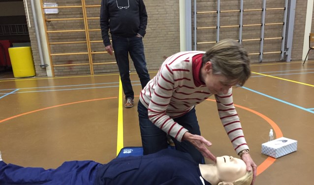 Mevrouw Vernie oefent met reanimatie.