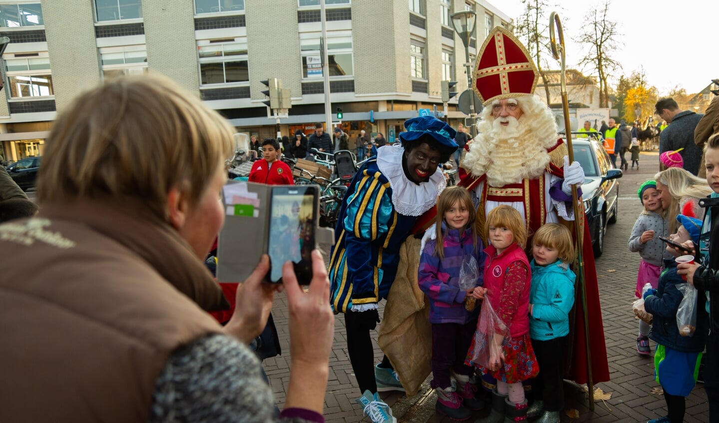 Sinterklaas nam tijdens de intocht uitgebreid de tijd om handen te schudden en op de foto te gaan.