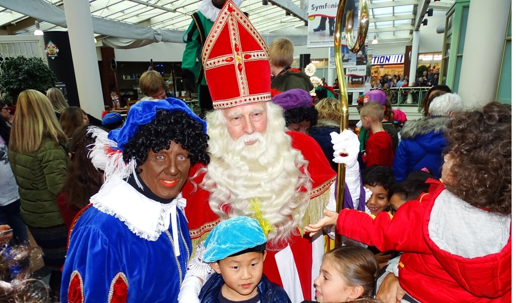 Sinterklaas heeft het er maar druk mee tijdens een eerdere intocht in De Symfonie.