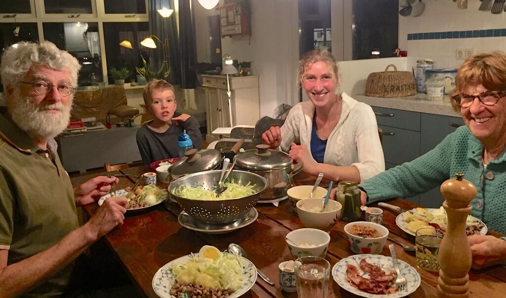 Anne Hollander runt samen met haar moeder Elly Kool tuin(winkel) Brassica in Schalkwijk, waar ze ook zelf graag uit eten.