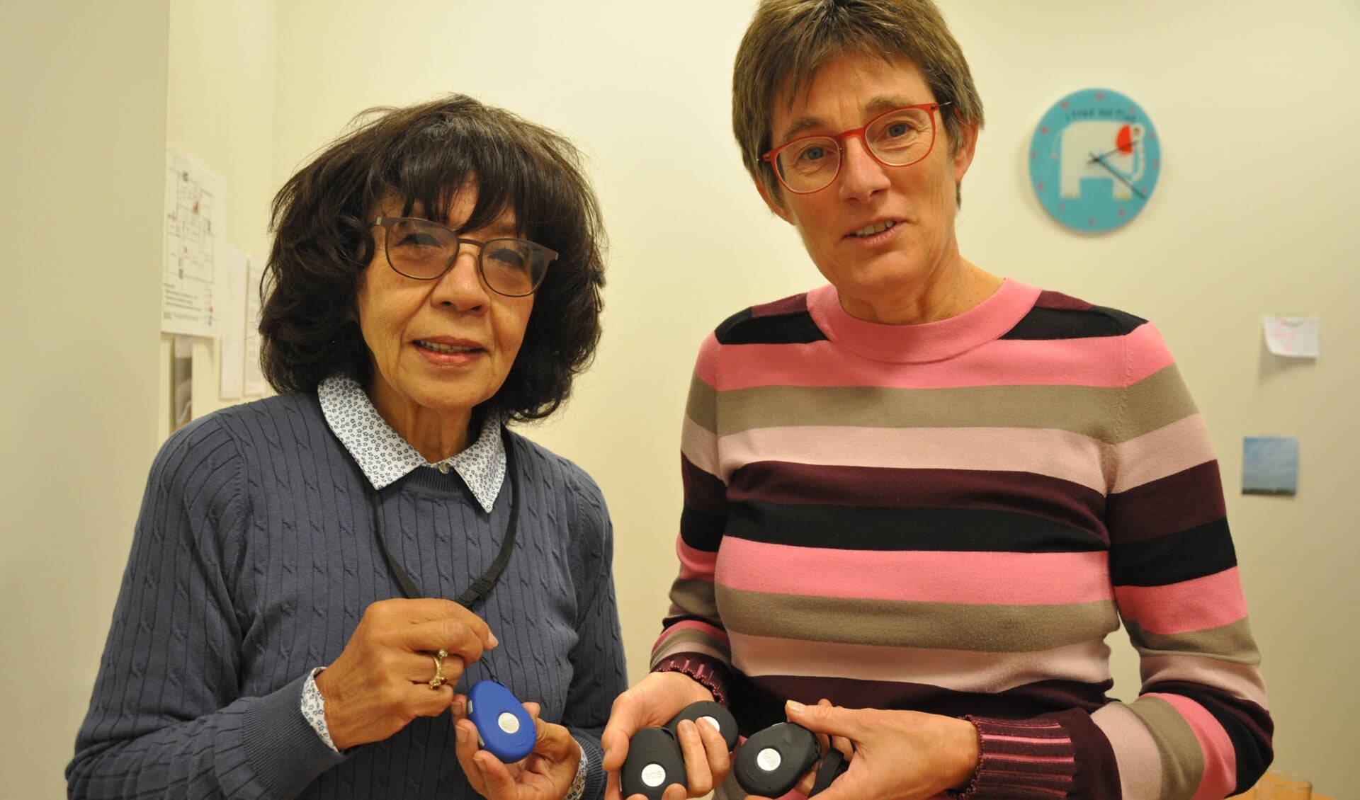 SWOS_directeur Idelette Sleurink (rechts) toont de geïnteresseerde Esther Beek de nieuwe alarmeringsapparaten die zijn uitgerust met GPS.