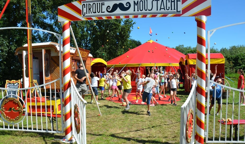Circus Moustache is erbij tijdens het Wijks Kinder Spektakel.