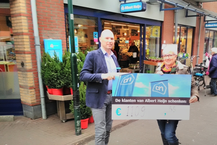 Nico Spierenburg overhandigt cheque.