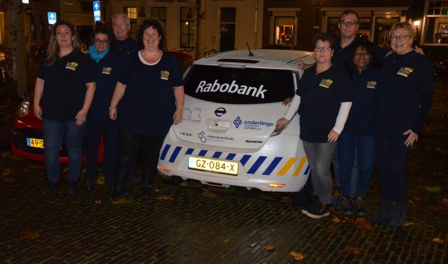 Een aantal medewerkers van De Wijkse Dienst bij de nieuwe aanwinst