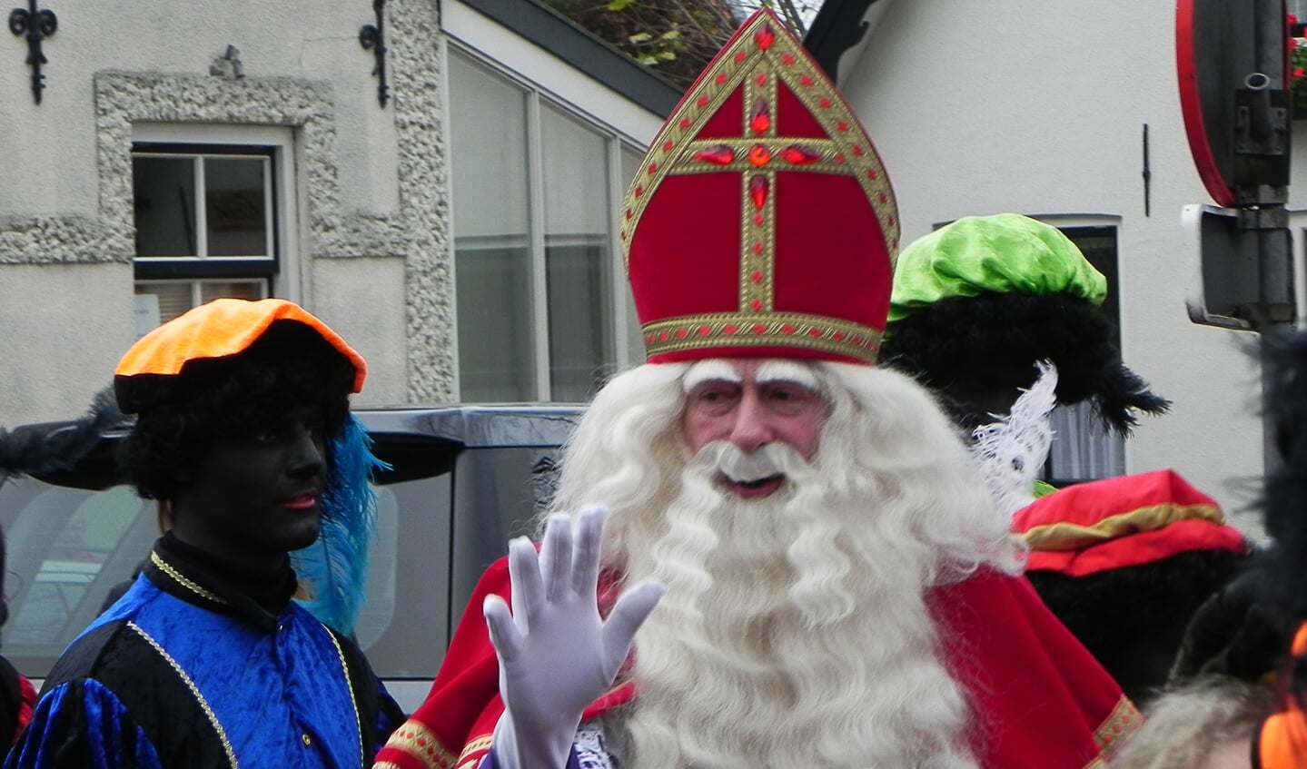Zodra Sinterklaas in Werkhoven aankomt begroet hij de kinderen die op hem afstormen.