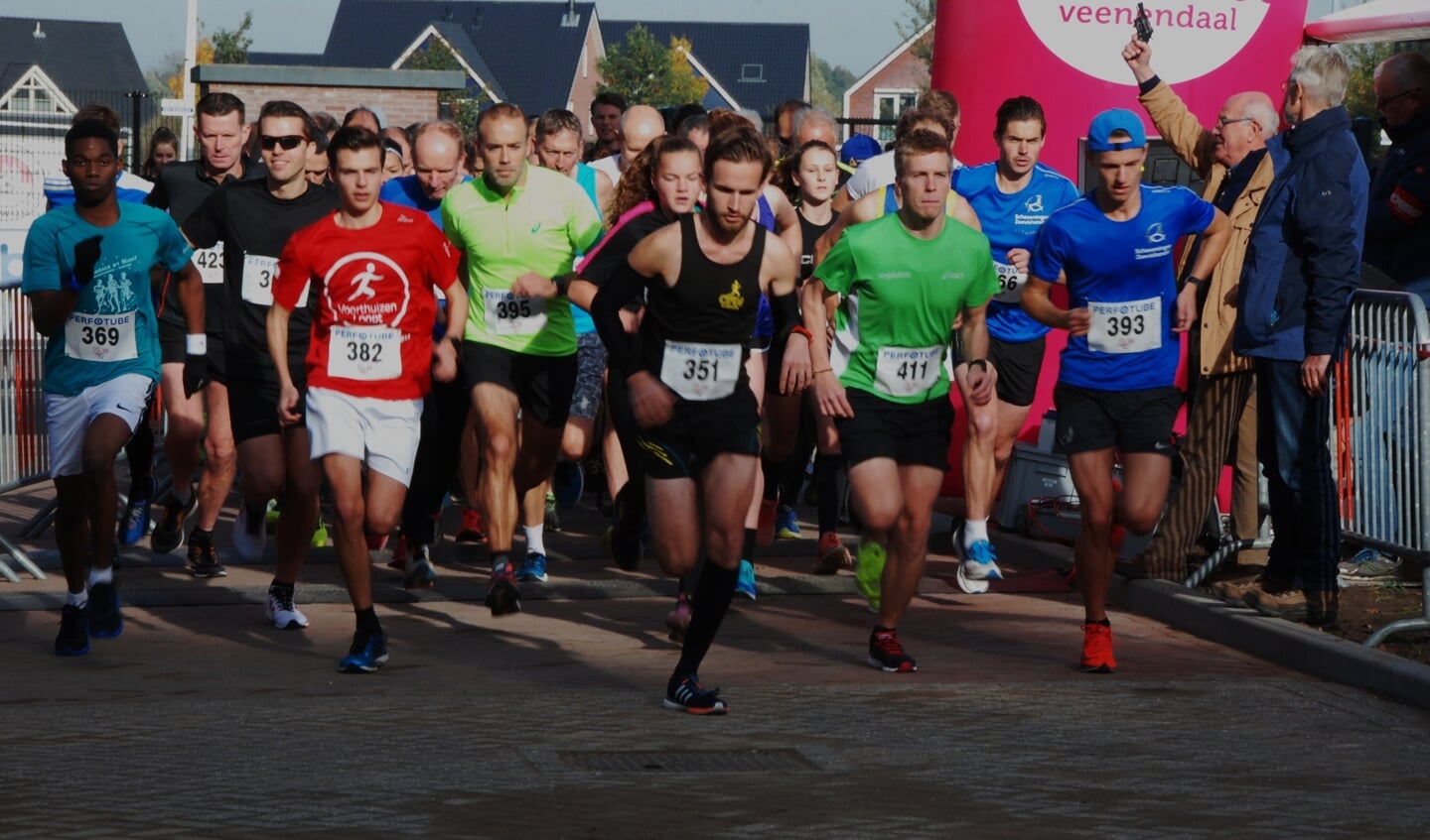 Lopers op de 5 km gaan van start.