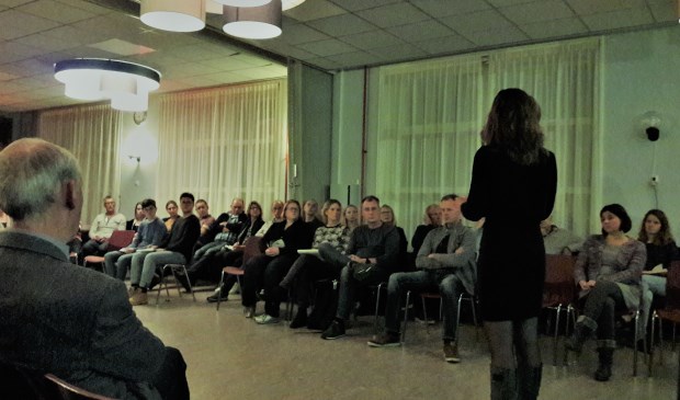 Wethouder Hilde de Groot beantwoordt vragen vanuit de zaal